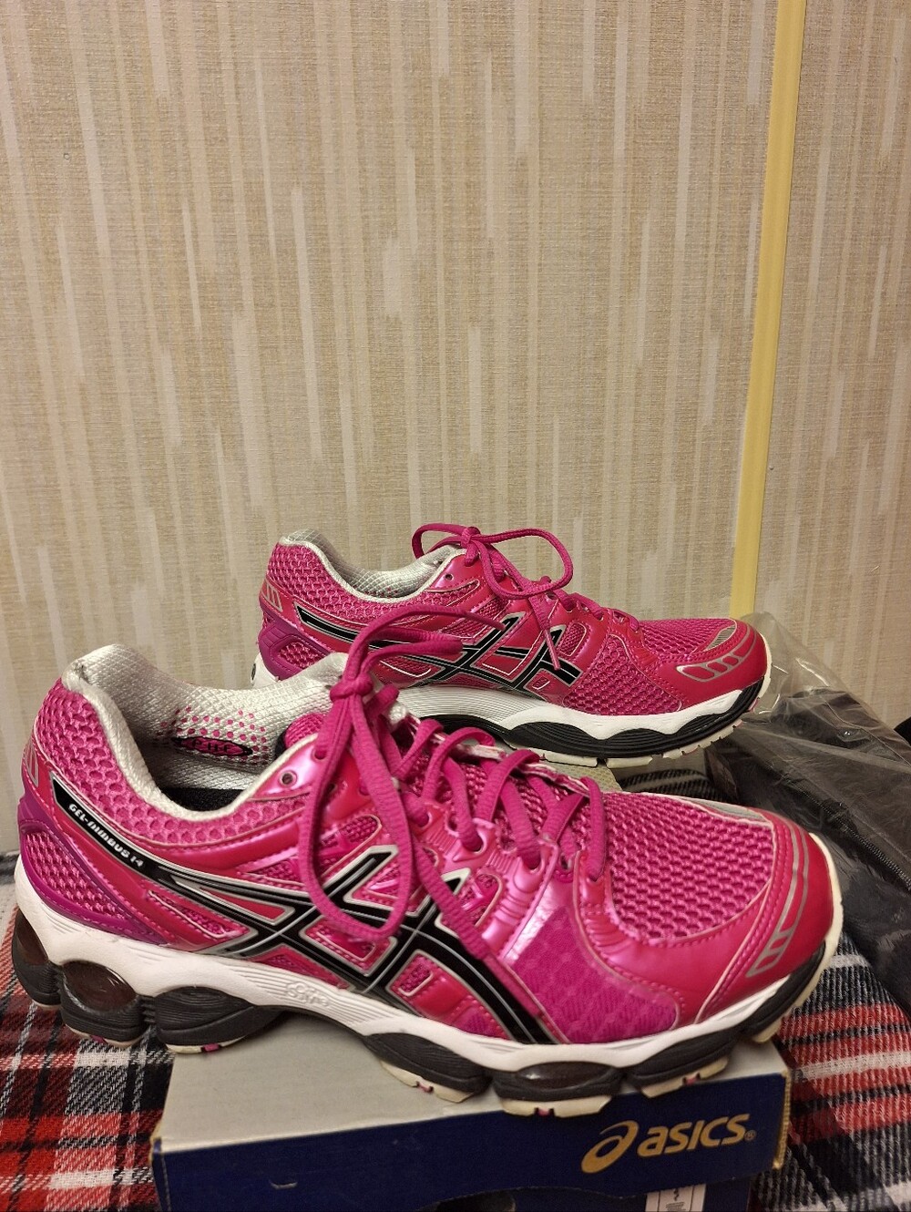 Women's Asics Gel Nimbus 14 - size 8